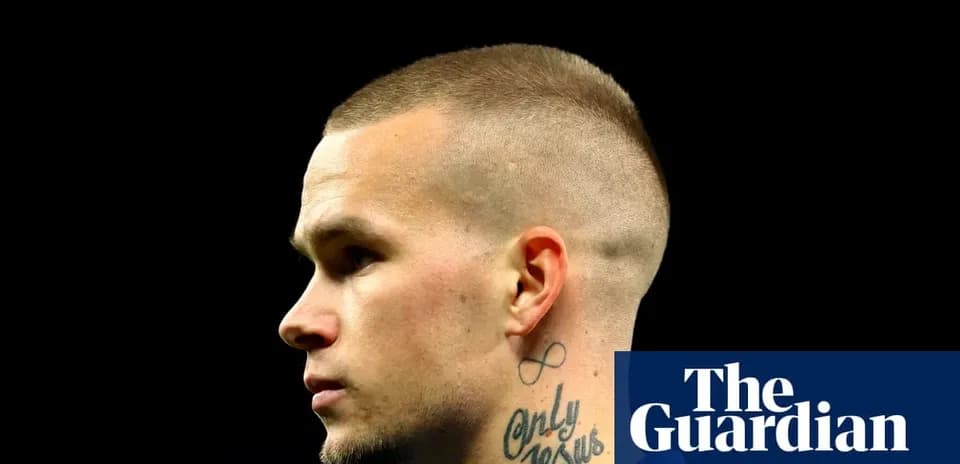Jugador con tatuajes en el cuello y corte de cabello corto