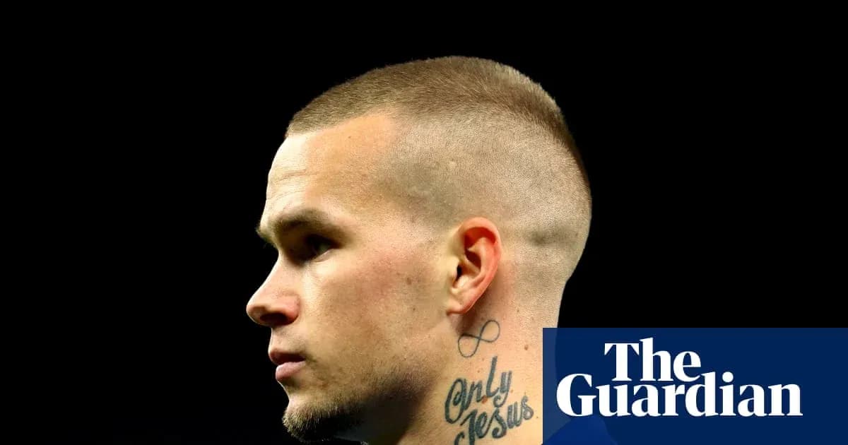 Jugador con tatuajes en el cuello y corte de cabello corto