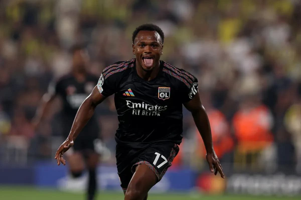Jugador de Lyon celebrando un gol en Champions