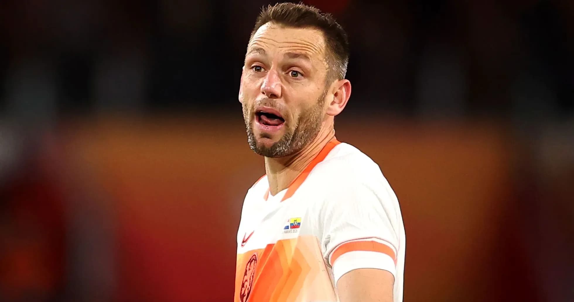 Jugador de fútbol con camiseta de los Países Bajos en acción