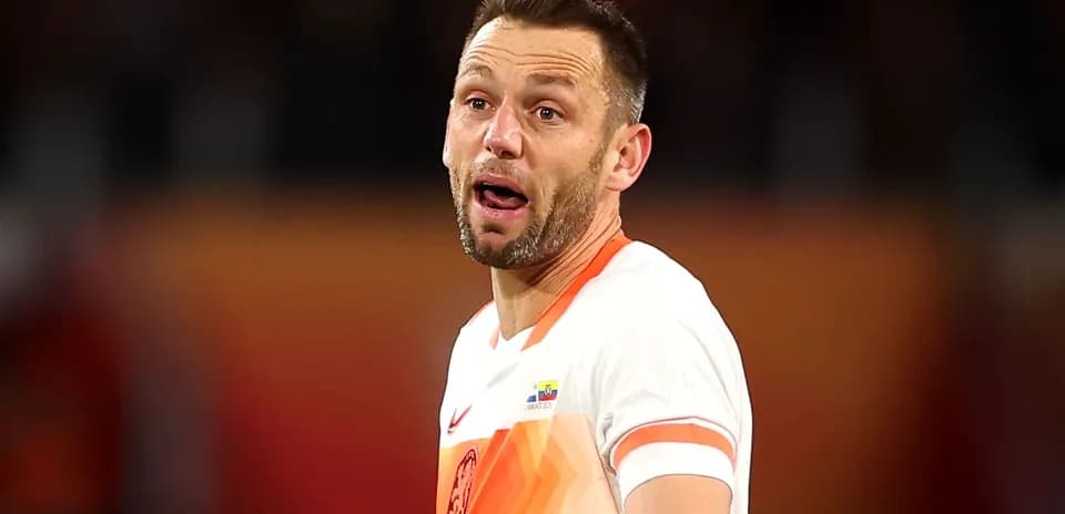 Jugador de fútbol con camiseta de los Países Bajos en acción