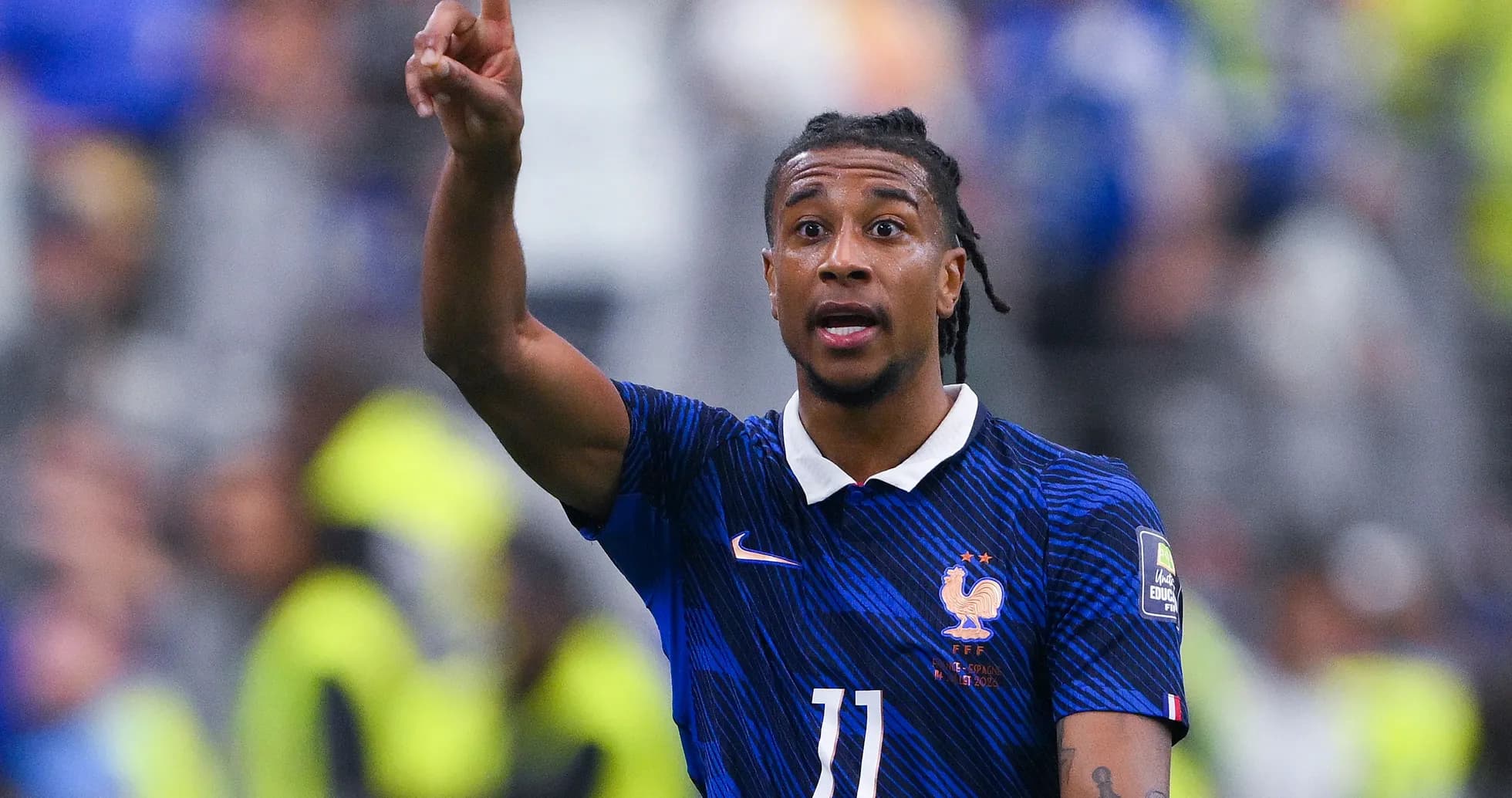 Jugador de Francia señalando durante el partido