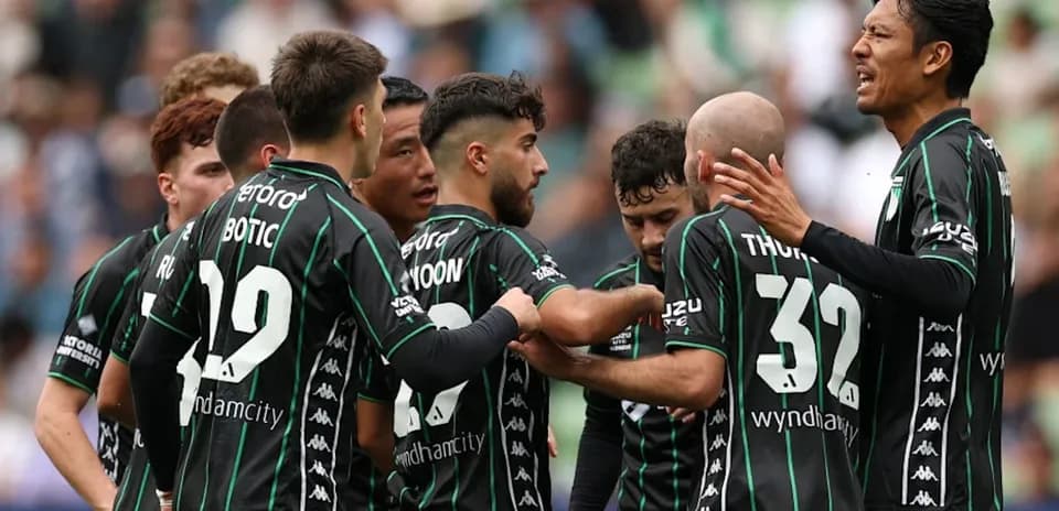 Jugadores de equipo celebrando en el campo