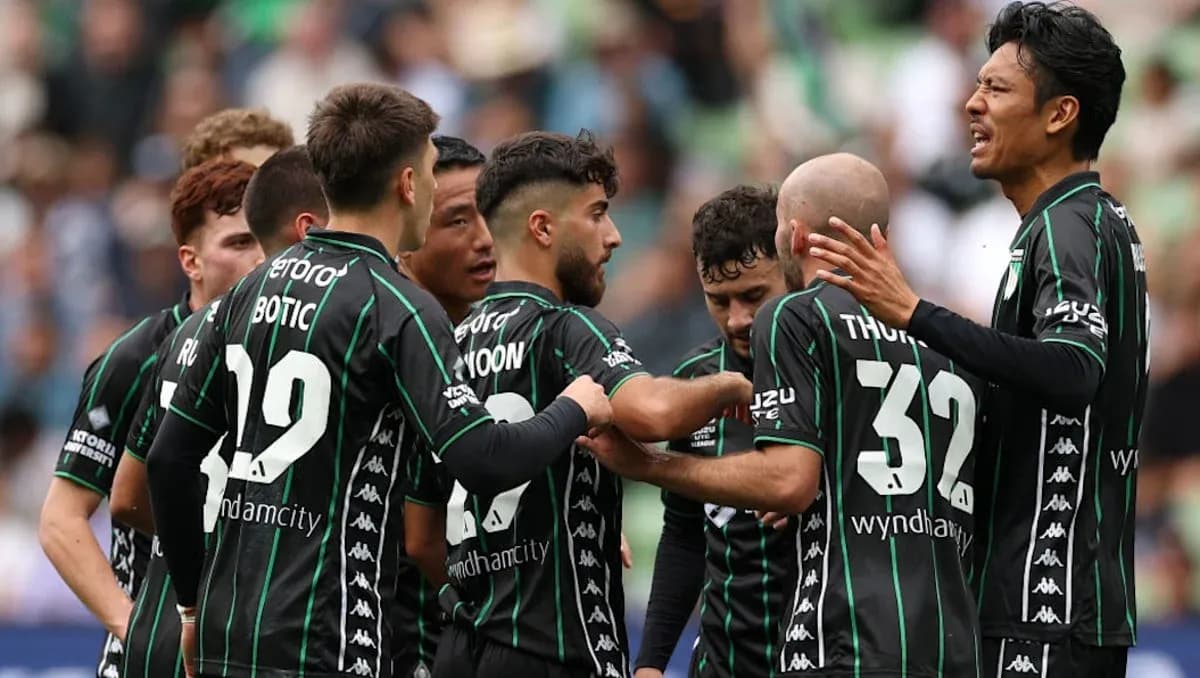 Jugadores de equipo celebrando en el campo
