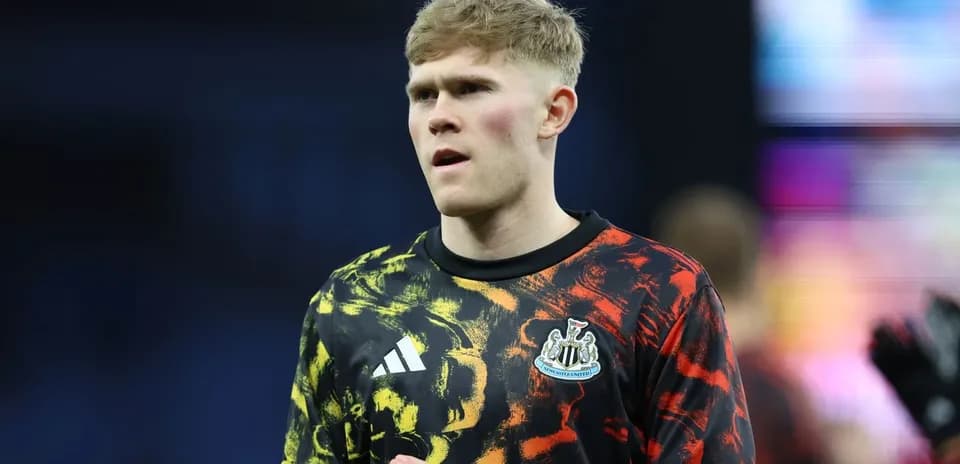 Jugador de Newcastle United en uniforme de calentamiento