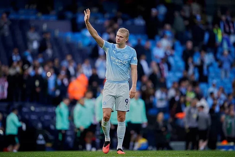 Jugador de Manchester City saludando a los aficionados Jugador de Manchester City saludando a los aficionados