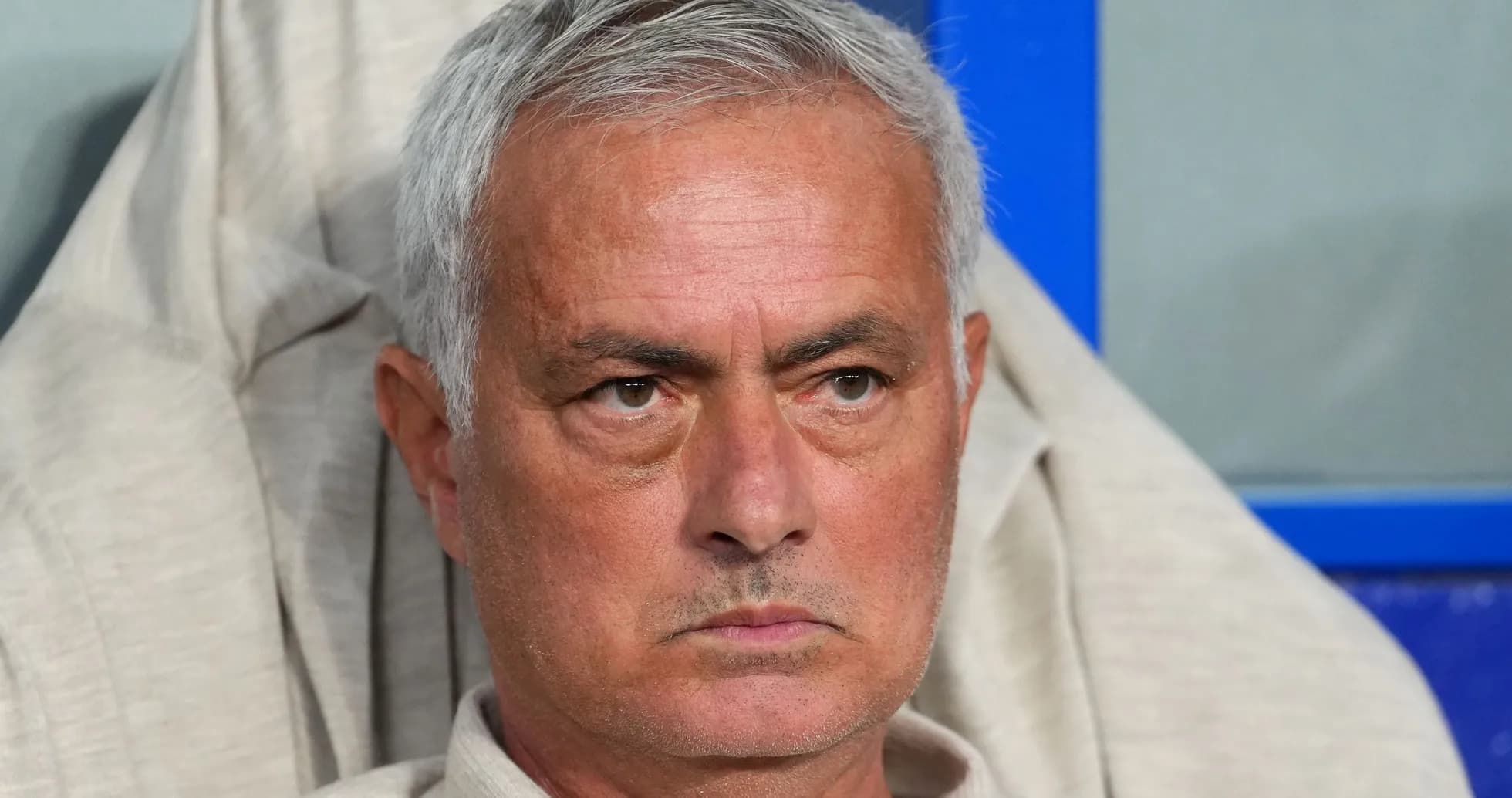 Entrenador sentado en el banquillo durante el partido