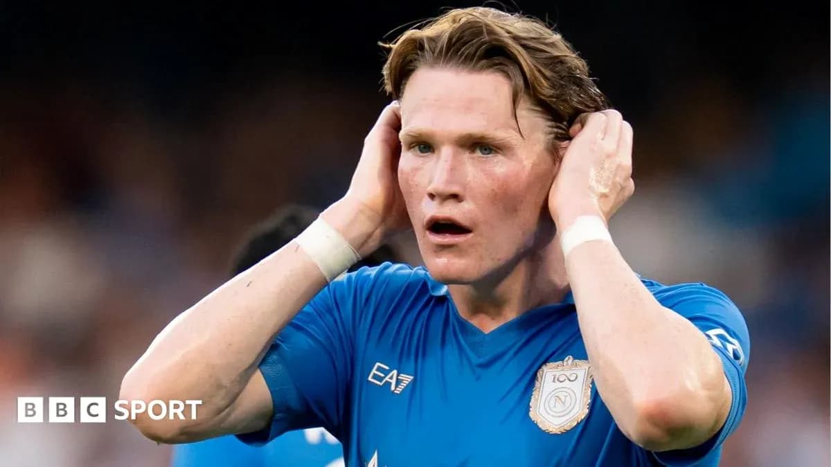 Jugador de Napoli con manos en la cabeza durante partido