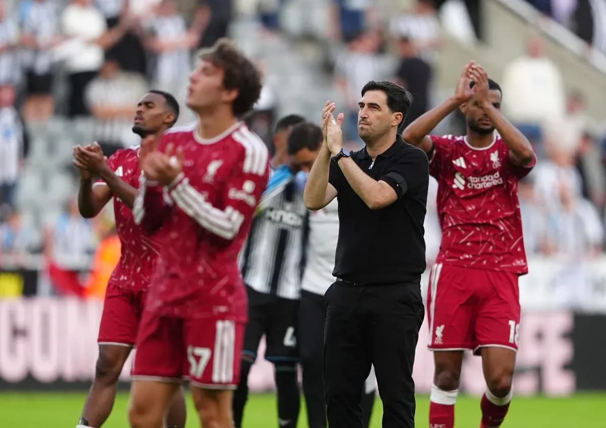 Jugadores de Liverpool aplaudiendo tras el partido