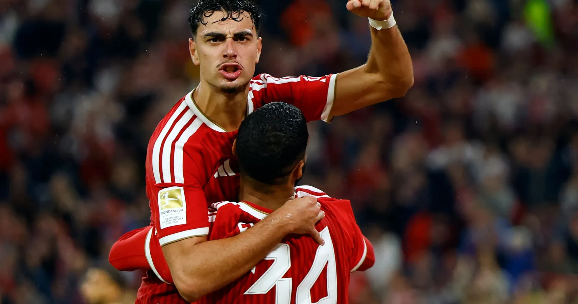 Jugadores celebrando un gol durante el partido