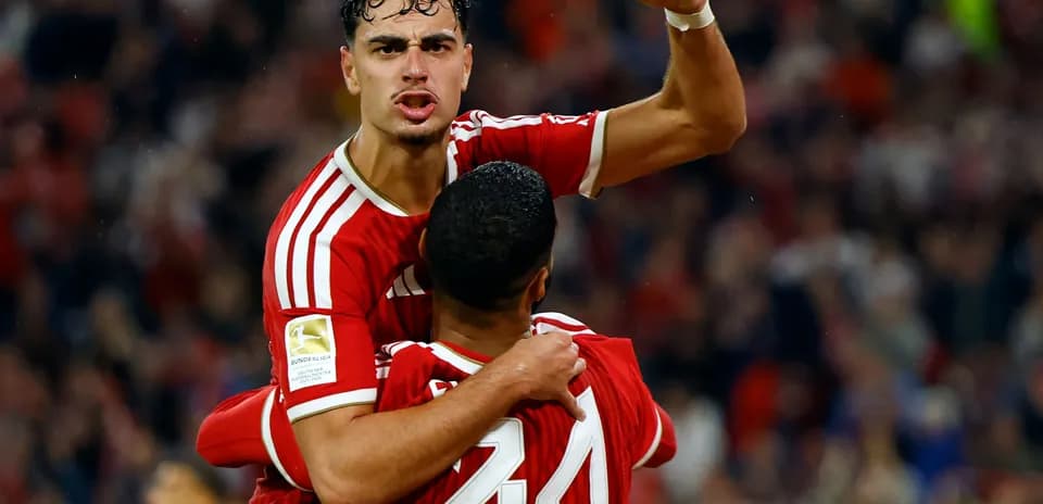 Jugadores celebrando un gol durante el partido