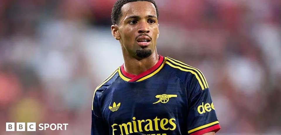 Jugador de Arsenal en camiseta azul durante partido