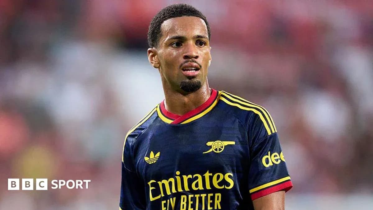 Jugador de Arsenal en camiseta azul durante partido