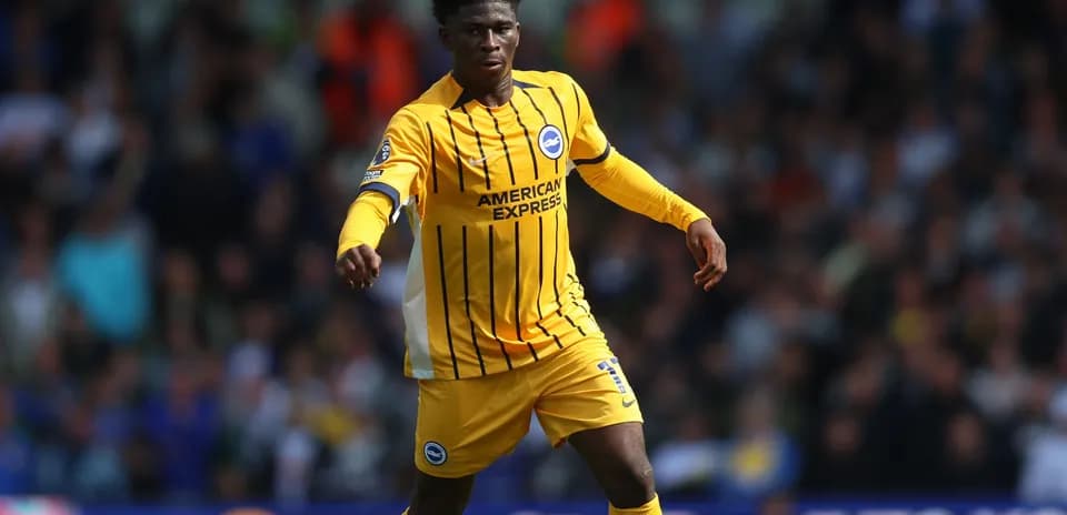 Jugador de Brighton corriendo en el campo