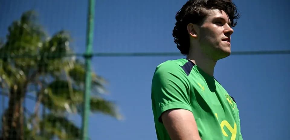 Jugador de fútbol en entrenamiento bajo el sol