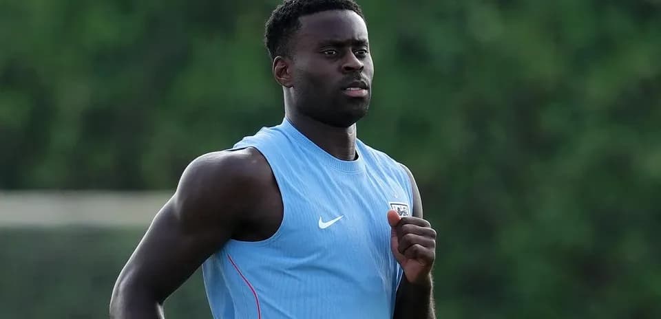 Jugador corriendo durante entrenamiento en campo