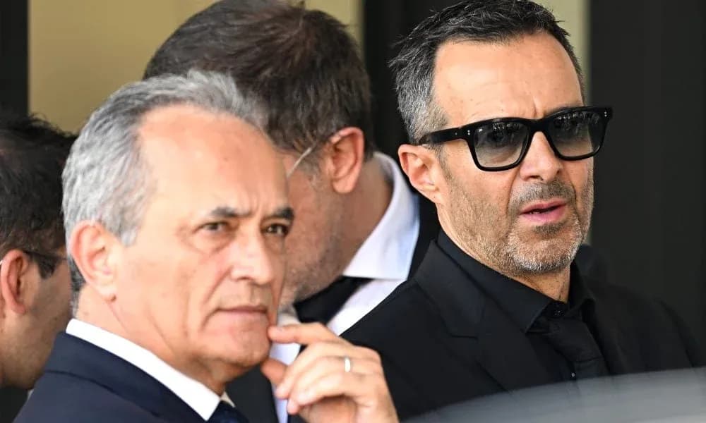Dos hombres conversando en un evento formal