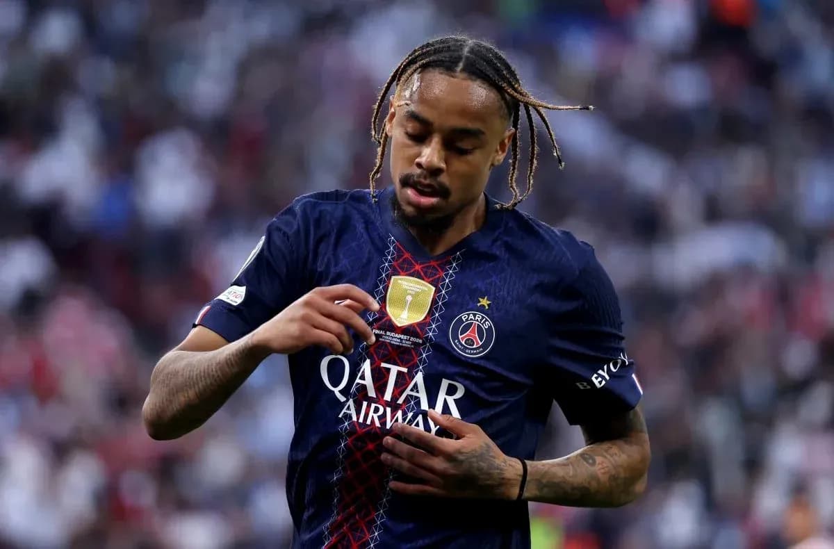Jugador de PSG tocando su camiseta durante el partido