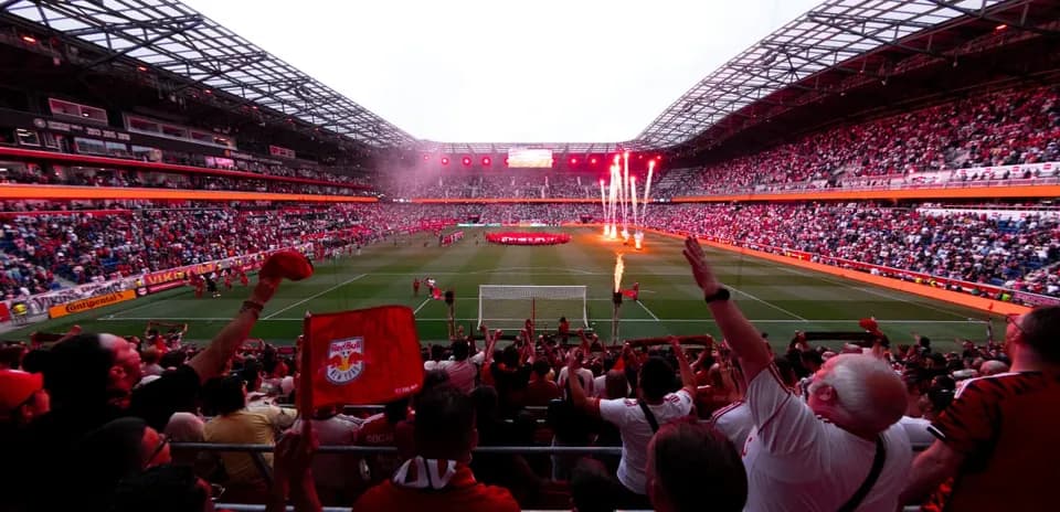 Aficionados animando en el estadio del Red Bulls
