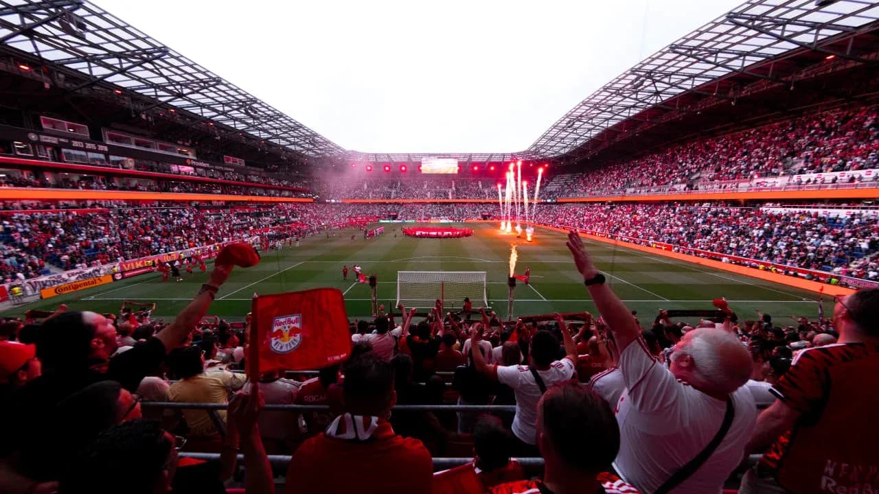Aficionados animando en el estadio del Red Bulls