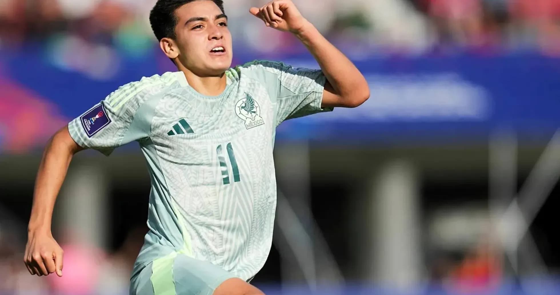Jugador de México corriendo durante el partido