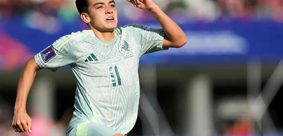 Jugador de México corriendo durante el partido
