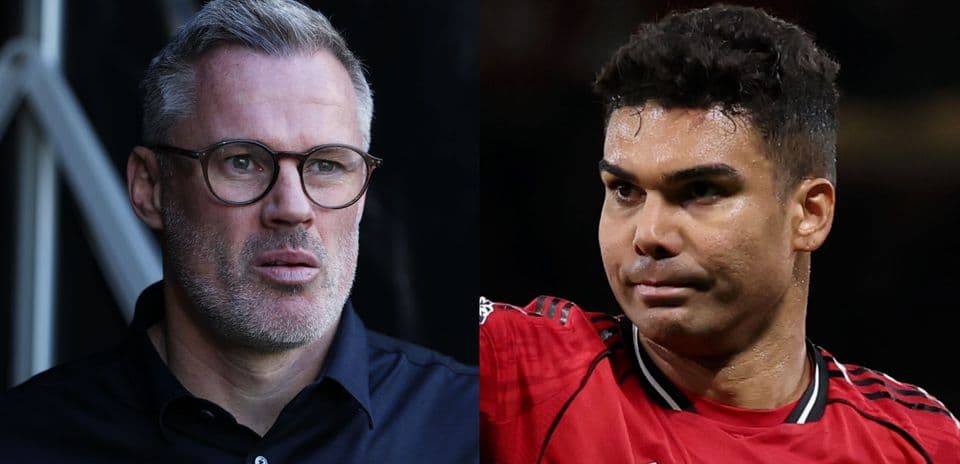 Dos personas, un comentarista y un jugador de fútbol