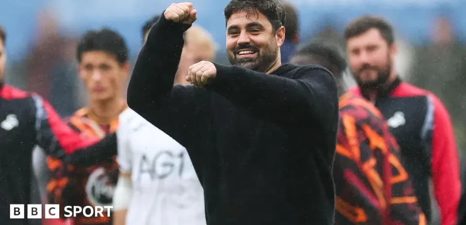 Entrenador celebrando con el puño en alto