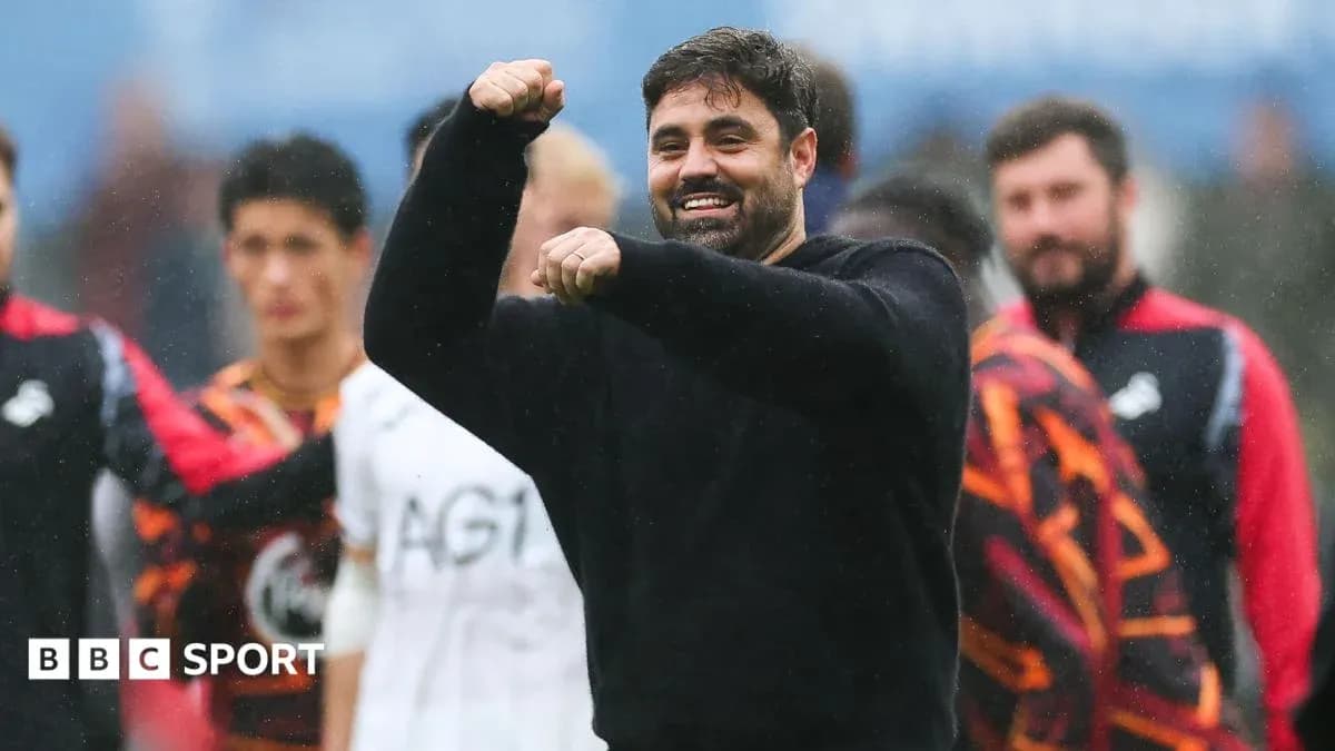 Entrenador celebrando con el puño en alto