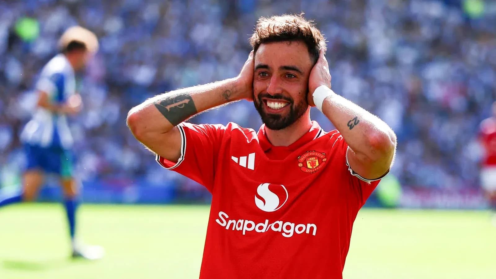 Bruno Fernandes celebrando en el campo de fútbol