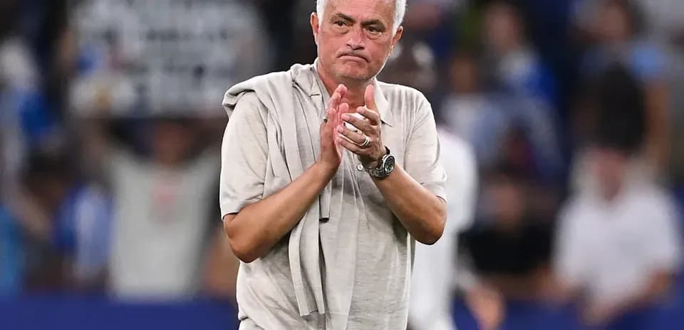 Entrenador aplaudiendo en el campo después del partido