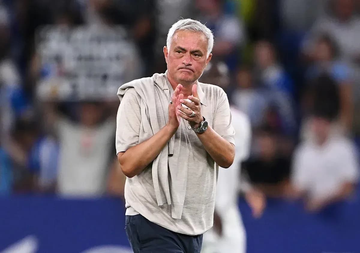Entrenador aplaudiendo en el campo después del partido