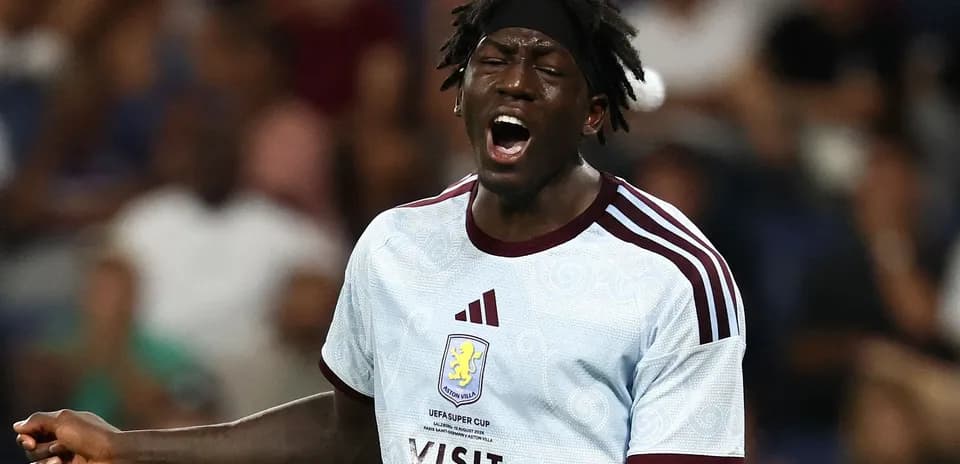 Jugador de Aston Villa gritando durante el partido