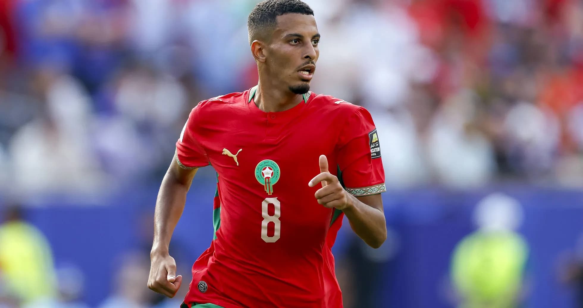 Jugador de Marruecos corriendo en partido de fútbol
