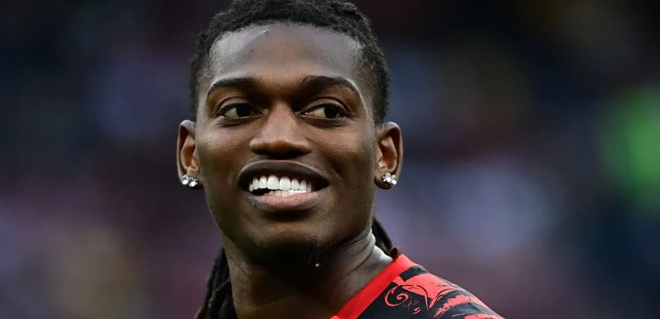 Jugador sonriendo con camiseta roja y negra