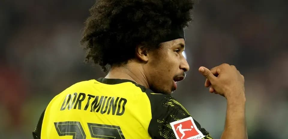 Jugador de Dortmund señalando durante un partido