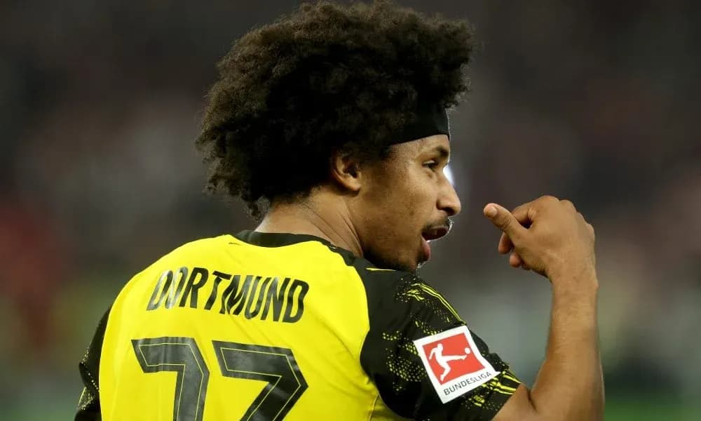 Jugador de Dortmund señalando durante un partido