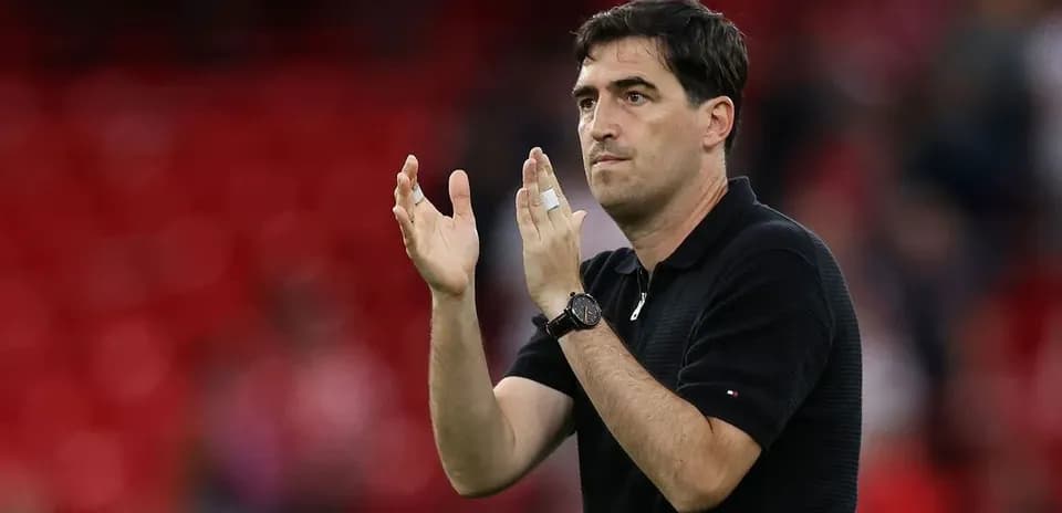 Entrenador aplaudiendo en el estadio