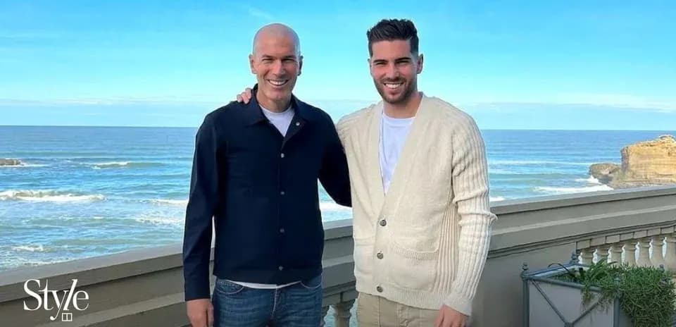 Dos hombres sonriendo frente al mar