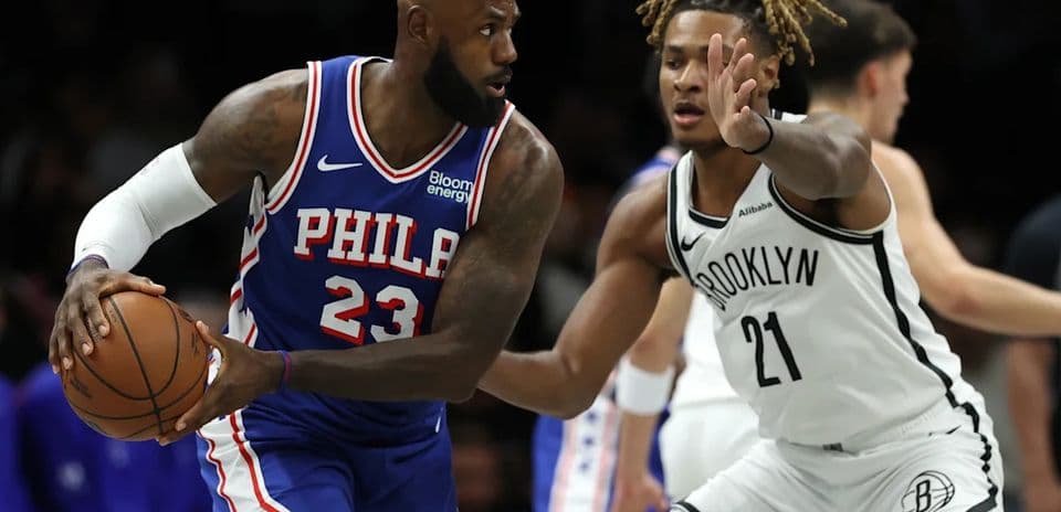 LeBron James dirige a los 76ers mientras la ofensiva brilla en su primer partido con la nueva alineación estelar