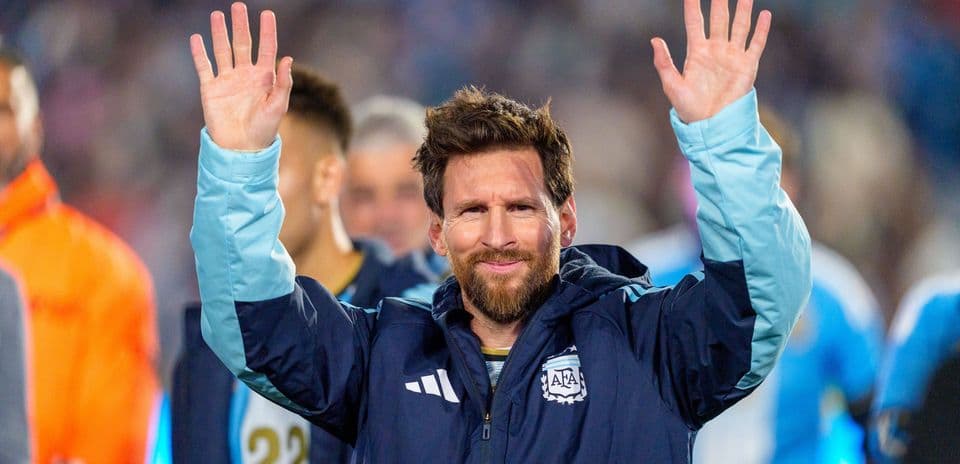 Lionel Messi recibe reconocimiento honorario de River Plate en emotiva despedida internacional