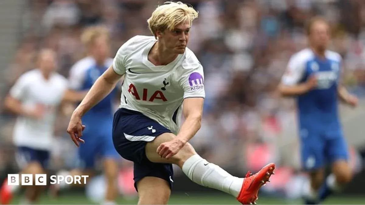 Jugador de Tottenham chutando el balón durante un partido Jugador de Tottenham chutando el balón durante un partido
