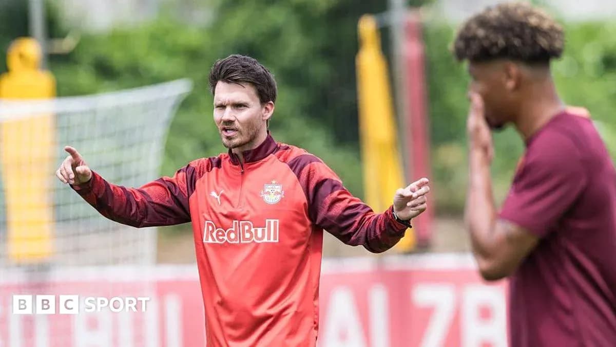 Entrenador dirigiendo a jugador en sesión de entrenamiento Entrenador dirigiendo a jugador en sesión de entrenamiento