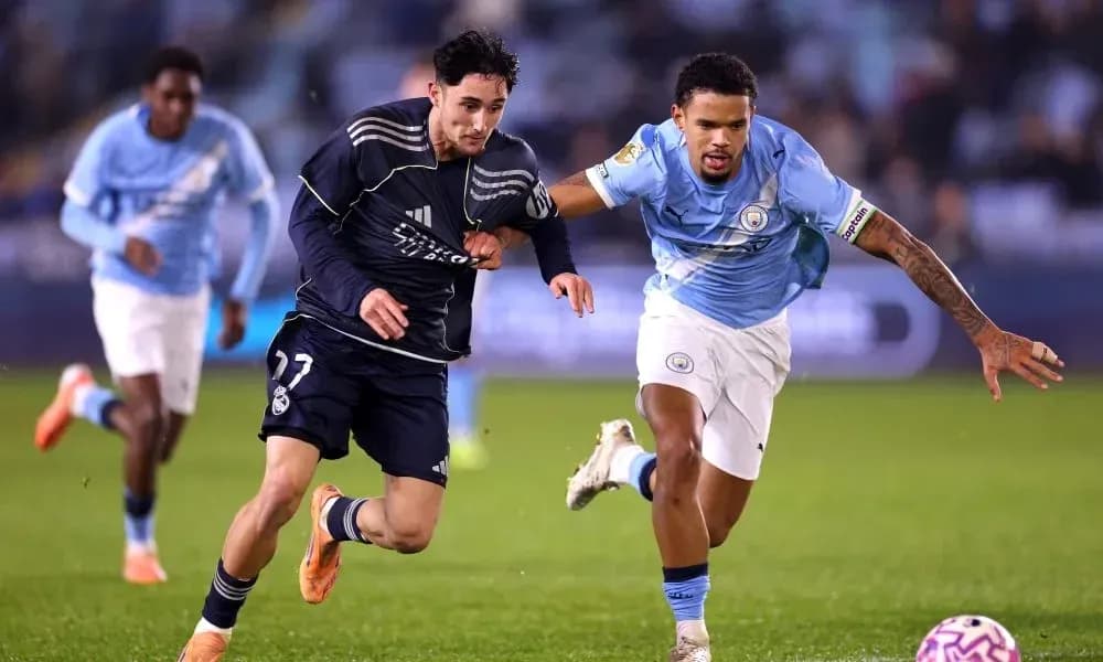 Jugador de Real Madrid persiguiendo a jugador de Manchester City Jugador de Real Madrid persiguiendo a jugador de Manchester City