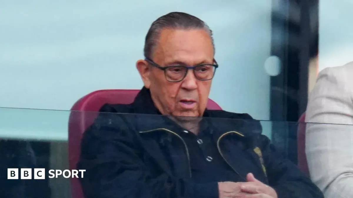 Hombre en un palco observando un partido de fútbol Hombre en un palco observando un partido de fútbol