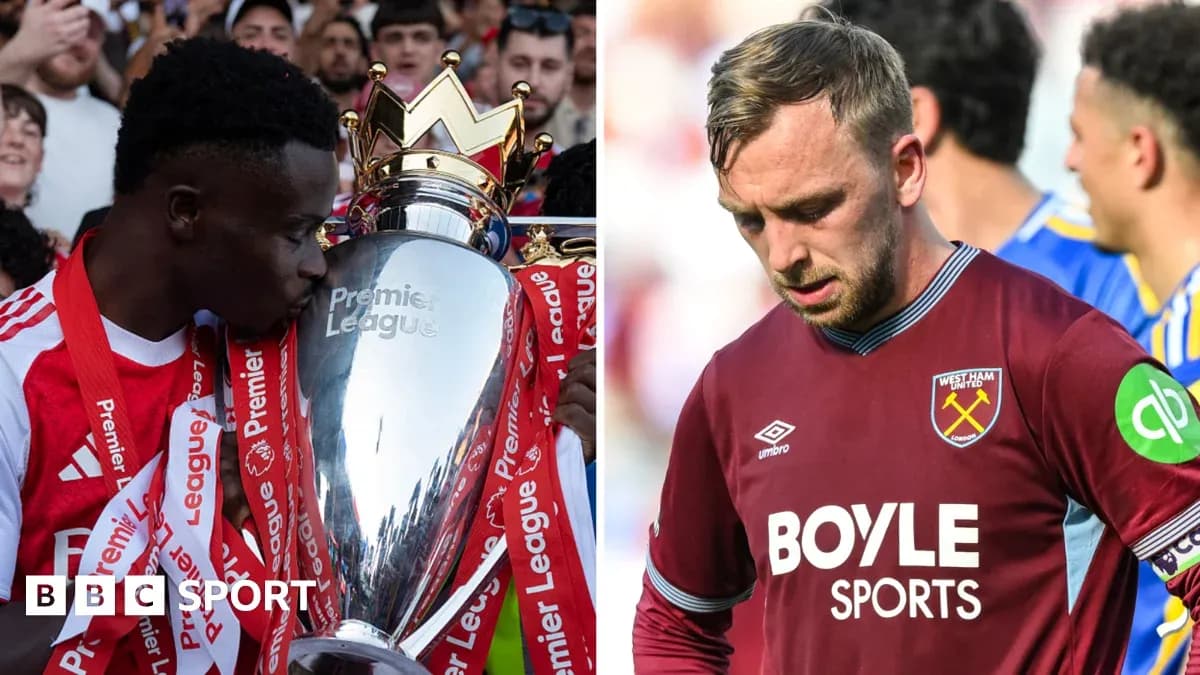 Jugador celebrando con trofeo de Premier League y otro desanimado Jugador celebrando con trofeo de Premier League y otro desanimado