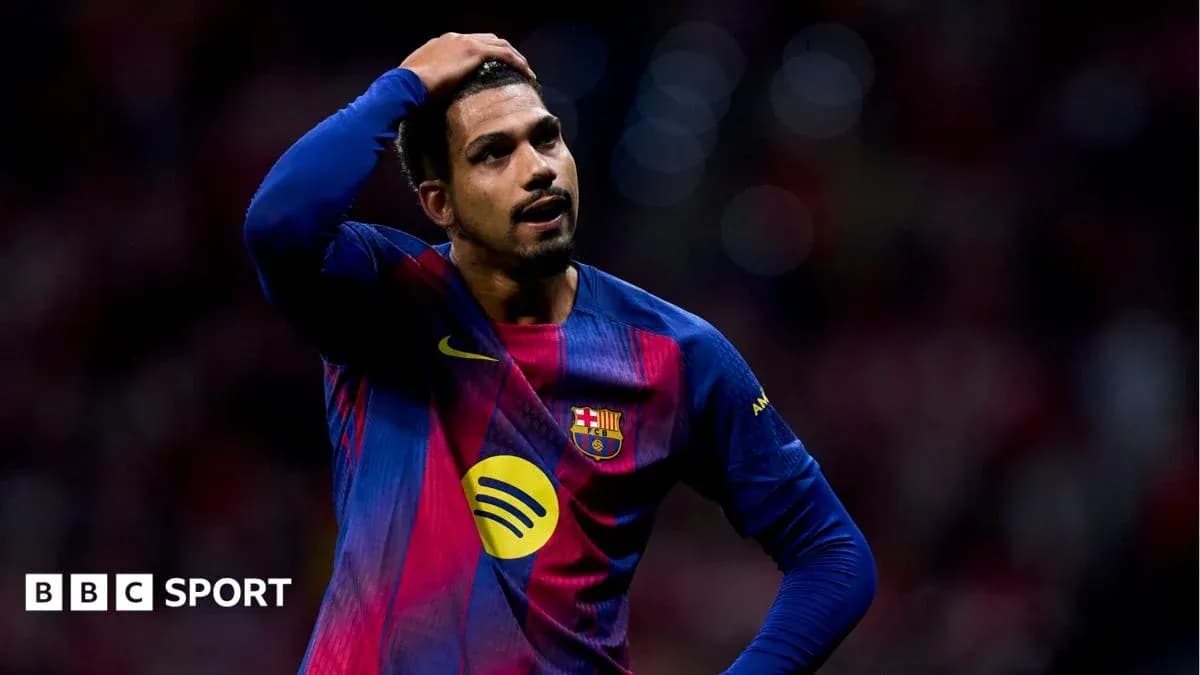 Jugador de Barcelona con expresión de frustración en el campo Jugador de Barcelona con expresión de frustración en el campo