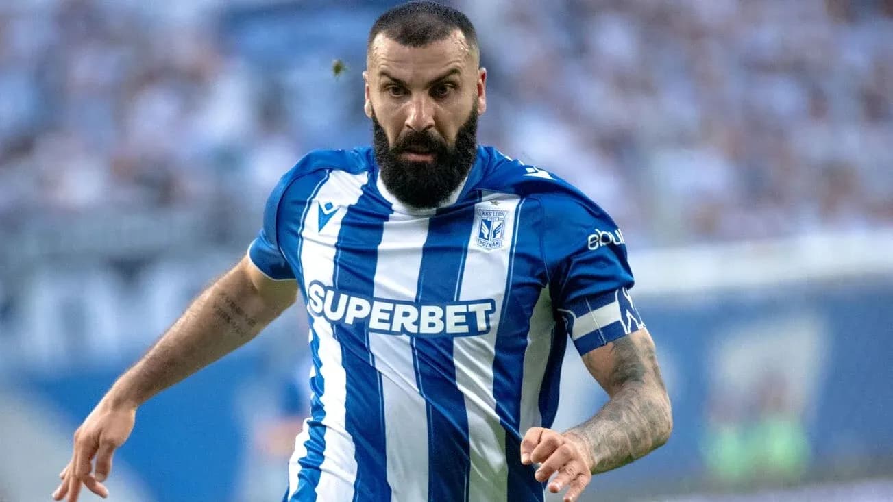 Jugador de Lech Poznan corriendo en el campo Jugador de Lech Poznan corriendo en el campo