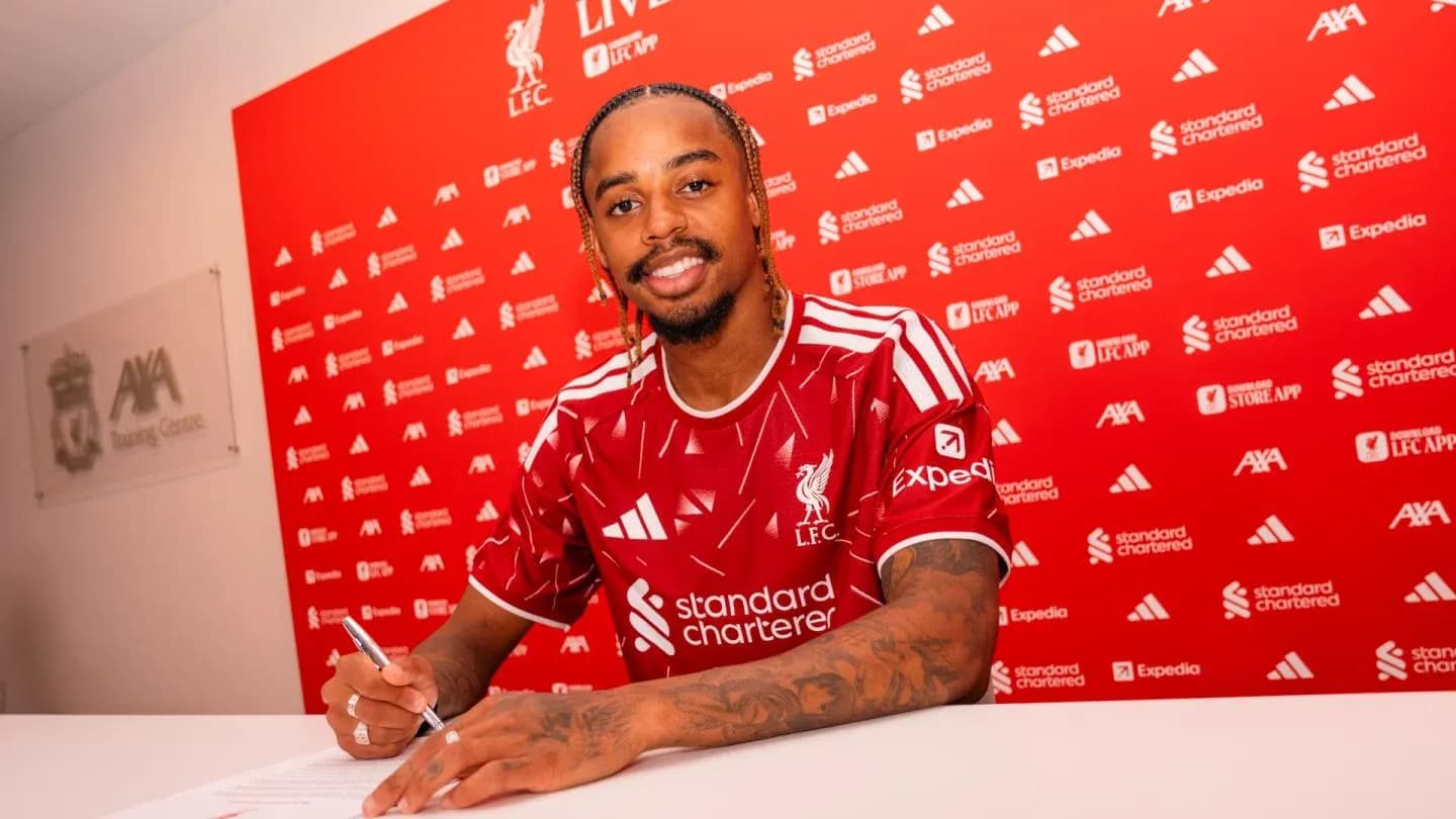 Jugador firmando contrato en la sede del Liverpool Jugador firmando contrato en la sede del Liverpool