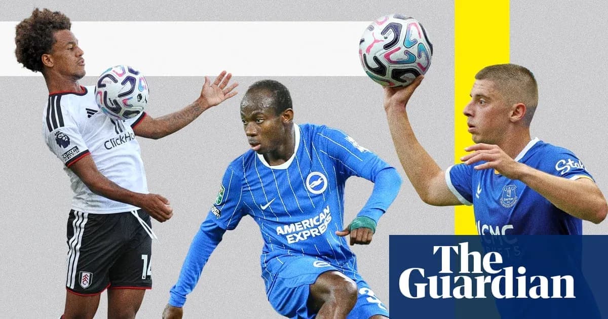 Tres jugadores sosteniendo el balón en acción Tres jugadores sosteniendo el balón en acción